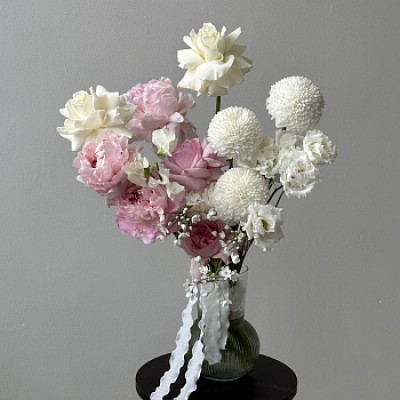 Воздушный бело-розовый букет на стол гостей