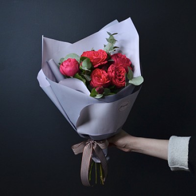 Букет пионовидных роз Red Piano и эвкалипта S