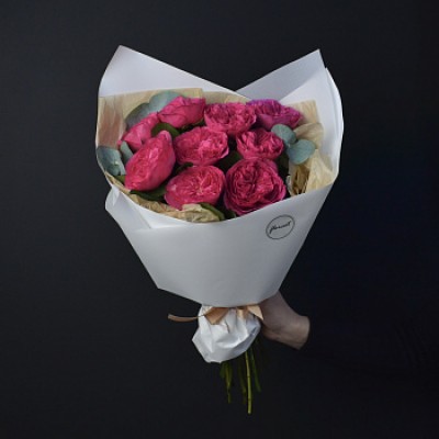 Букет пионовидных роз Baroness и эвкалипта S