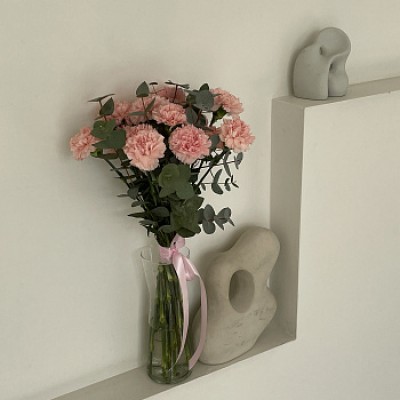 Интерьерный букет из 15 розовых гвоздик и эвкалипта