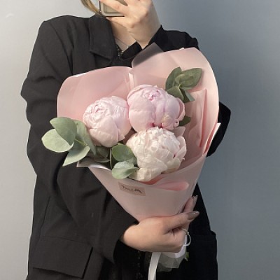 Букет из 3 розовых пионов и эвкалипта