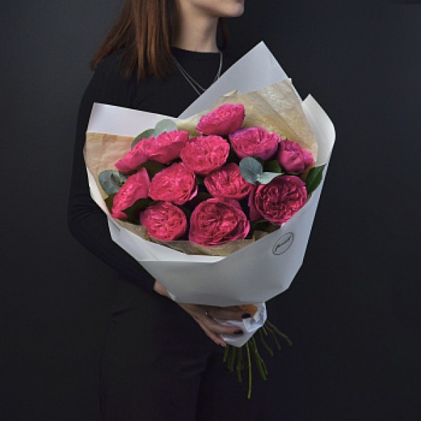 Букет пионовидных роз Baroness и эвкалипта M