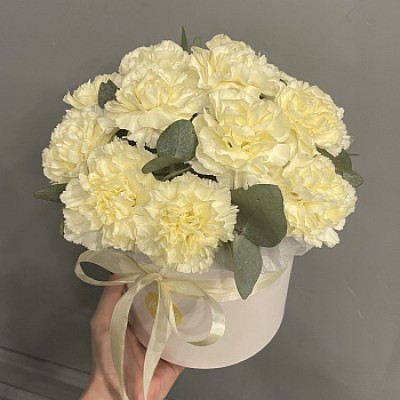 Букет в шляпной коробке из 15 лимонных гвоздик