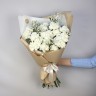 Букет из 19 белых гвоздик и гипсофилы