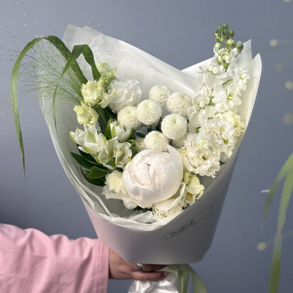 Сборный букет с пионом в садовом стиле