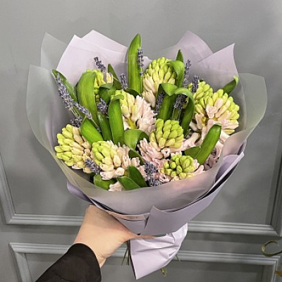 Букет из 9 гиацинтов и лаванды