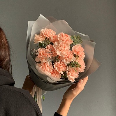 Букет из 15 персиковых гвоздик с эвкалиптом