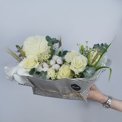 Белая цветочная композиция