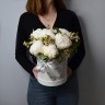 Букет в шляпной коробке из 7 белых пионов и ваксфлауэра