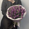 Букет из 51 фиолетового тюльпана