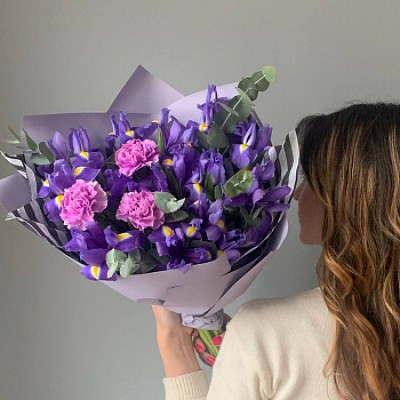 Букет из 15 ирисов, эвкалипта и гвоздик