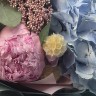 Садовый сборный букет с гортензией и пионами