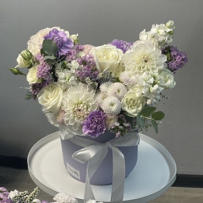 Букет в шляпной коробке Лиловый