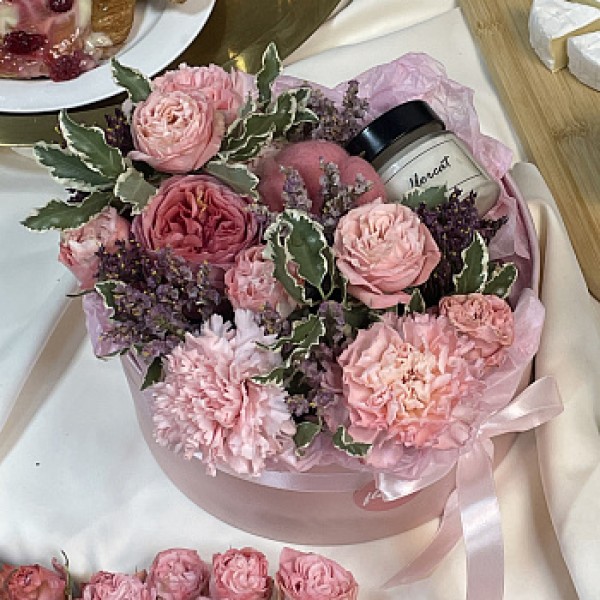 Цветочная композиция со свечой Pink L
