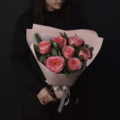 Букет пионовидных роз и нобилиса