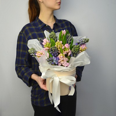 Букет в шляпной коробке из 15 гиацинтов