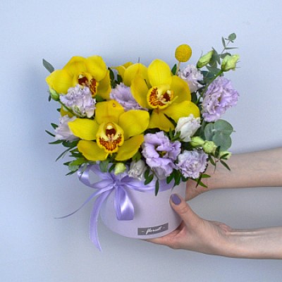 Букет в шляпной коробке Лилово-лимонный