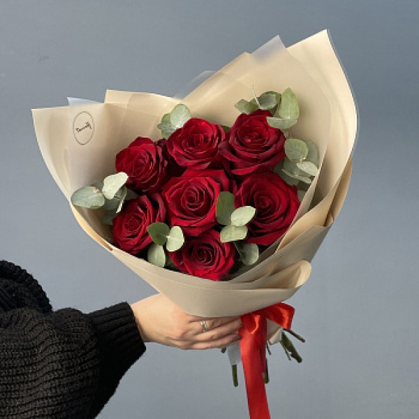 Букет красных роз Explorer и эвкалипта XS