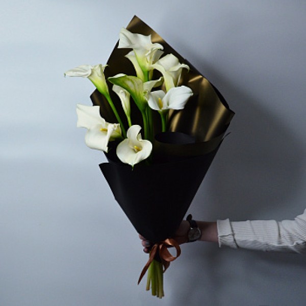 Букет из 9 белых калл