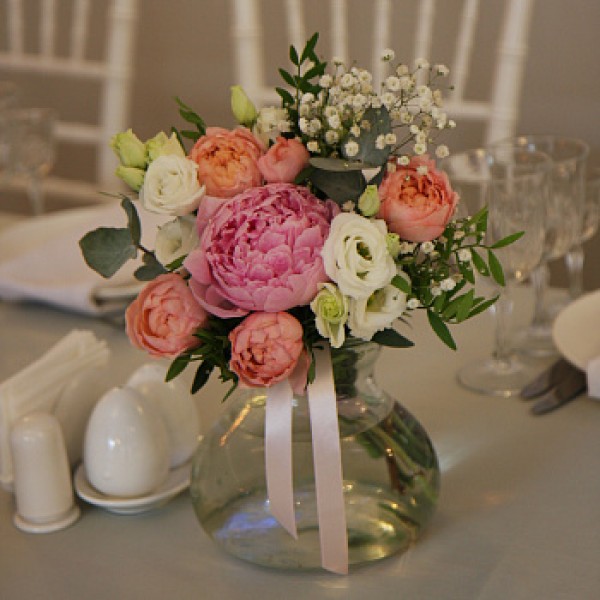 Розово-персиковый букет на стол гостей
