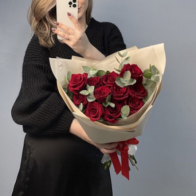 Букет красных роз Explorer и эвкалипта S