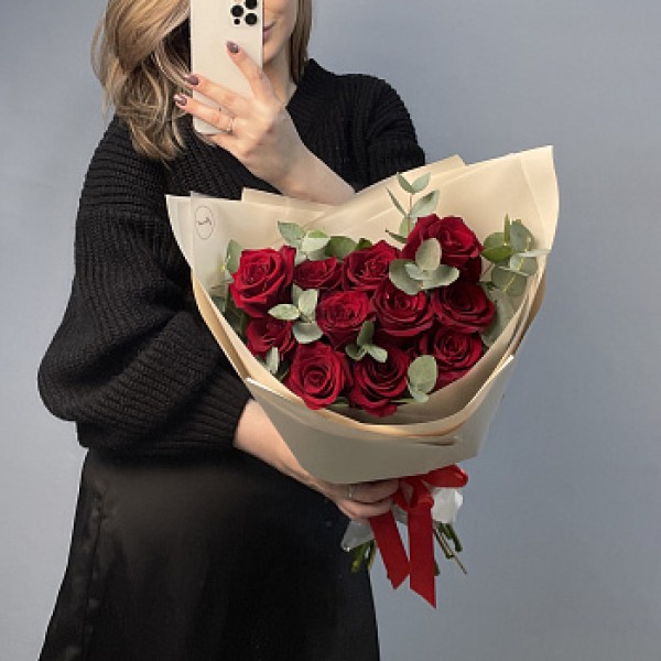 Букет красных роз Explorer и эвкалипта S