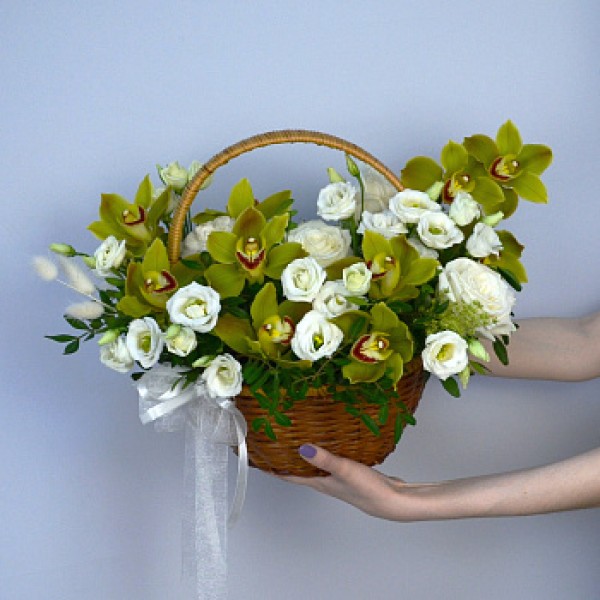 Корзина с орхидеями и эустомой