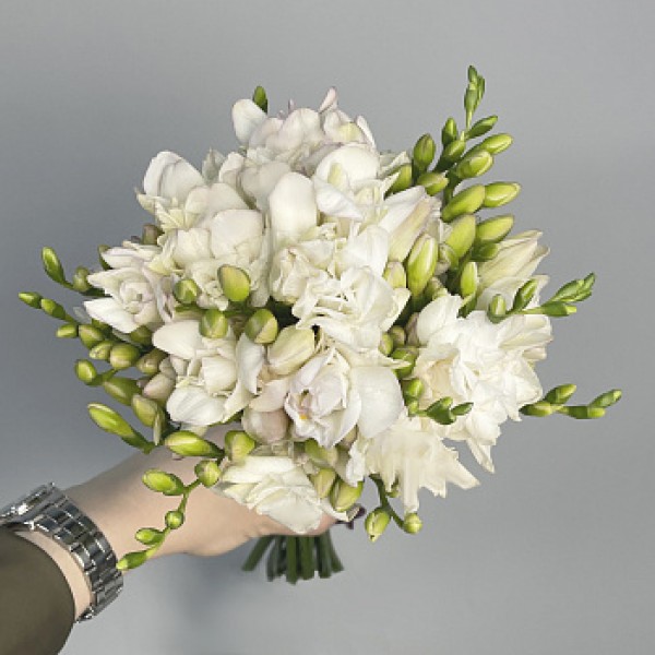 Классический свадебный букет невесты из 19 фрезий