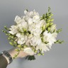 Классический свадебный букет невесты из 19 фрезий