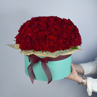 Букет в шляпной коробке из 75 красных роз (Иран)