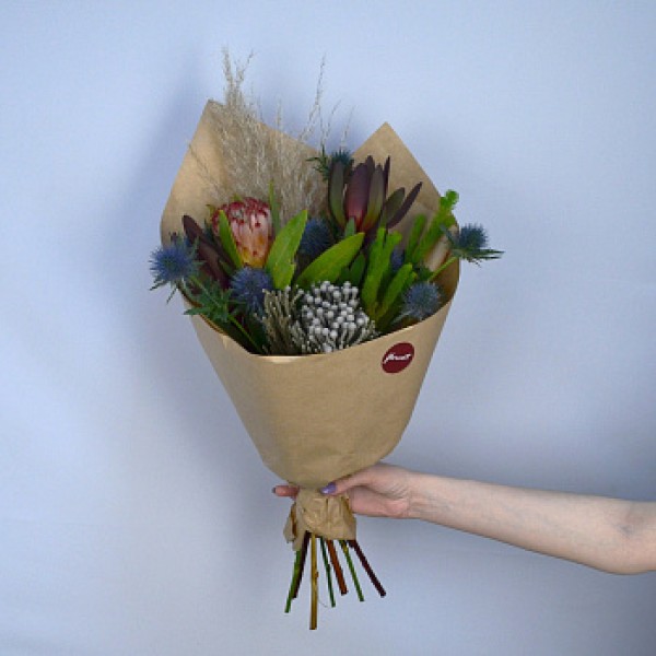 Стойкий сборный букет в крафте