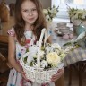 Пасхальная цветочная корзина с зайкой