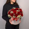Букет в шляпной коробке из красных роз и гипсофилы
