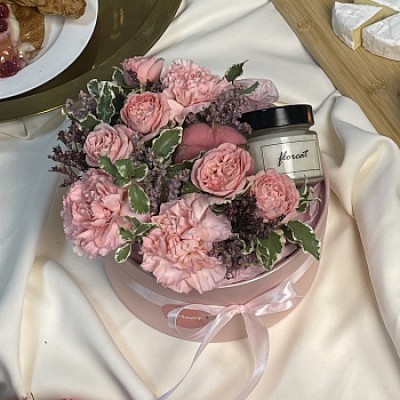 Цветочная композиция со свечой Pink M