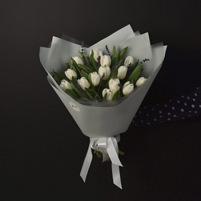 Букет из 15 белых тюльпанов и лаванды