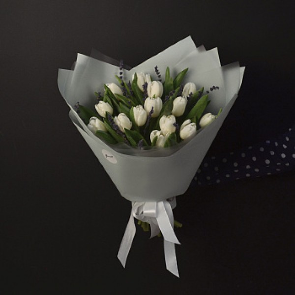 Букет из 15 белых тюльпанов и лаванды