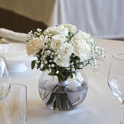 Букет на стол гостей в светлых оттенках