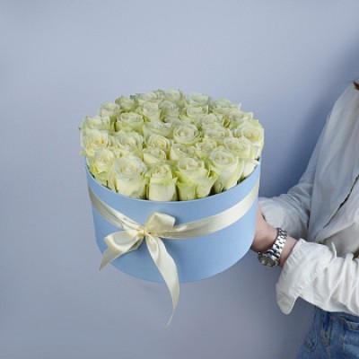 Букет в шляпной коробке из 31 белой розы (Иран)