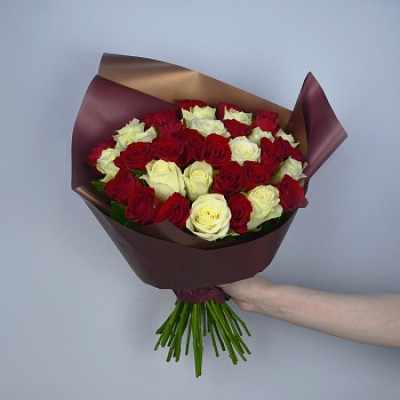 Букет из 35 белых и красных роз 40см (Иран)