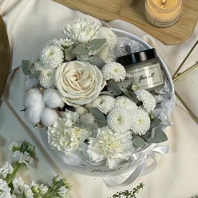 Цветочная композиция со свечой White L