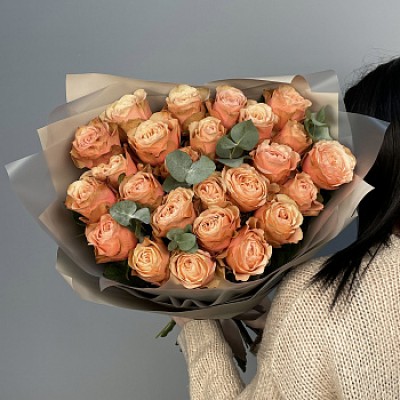 Букет пионовидных роз Kahala и эвкалипта L