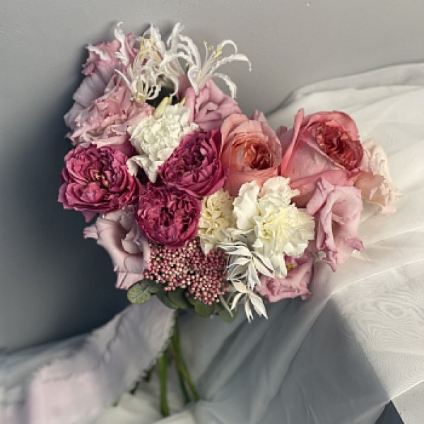 Свадебный букет невесты в малиновых оттенках