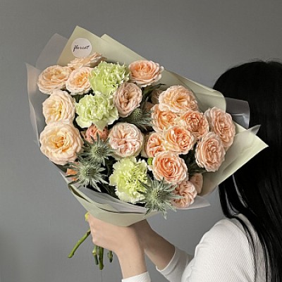 Букет из кустовых роз, эрингиума и гвоздик