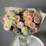 Букет из кустовых роз, эрингиума и гвоздик