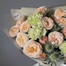 Букет из кустовых роз, эрингиума и гвоздик