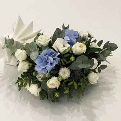 Голубая композиция на стол гостей на поддоне