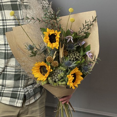 Мужской букет с подсолнухом в крафте