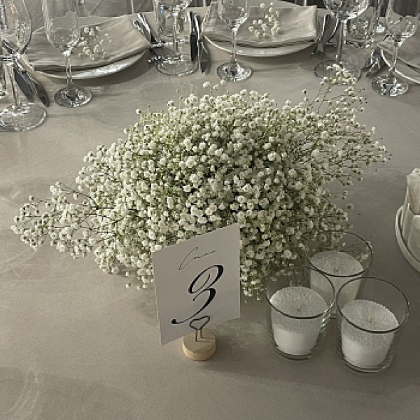 Композиция на стол гостей из гипсофилы