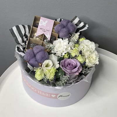 Лиловый набор цветов и конфет