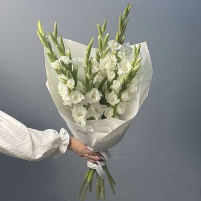 Букет из 9 белых гладиолусов